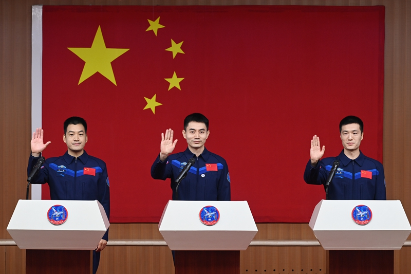 2024年月24日，神舟十八號(hào)載人飛行任務(wù)航天員葉光富（中）、李聰（右）、李廣蘇在酒泉衛(wèi)星發(fā)射中心問(wèn)天閣與媒體記者集體見面。