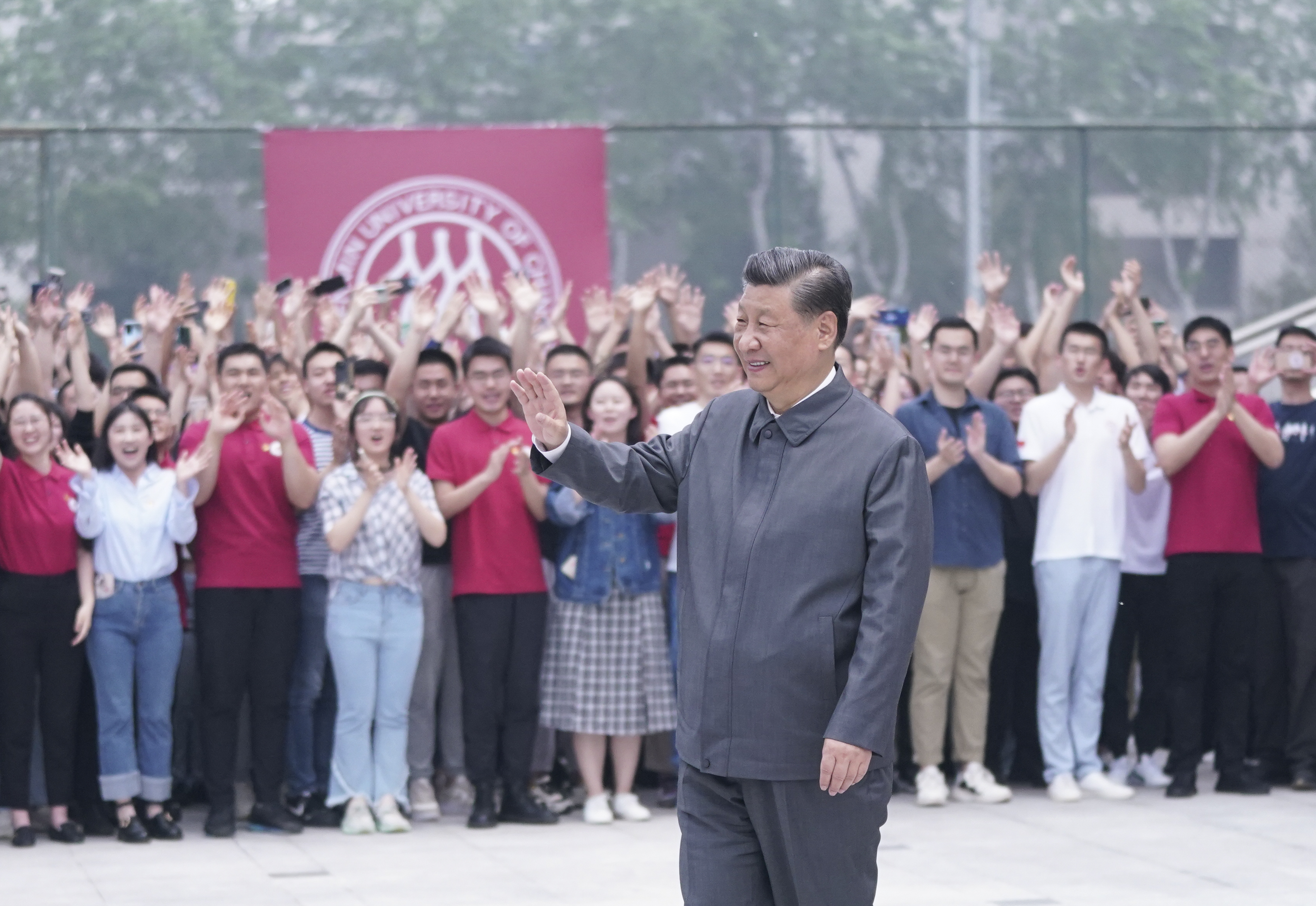 2022年4月25日，習(xí)近平總書(shū)記來(lái)到中國(guó)人民大學(xué)考察調(diào)研。這是習(xí)近平向師生們揮手致意。