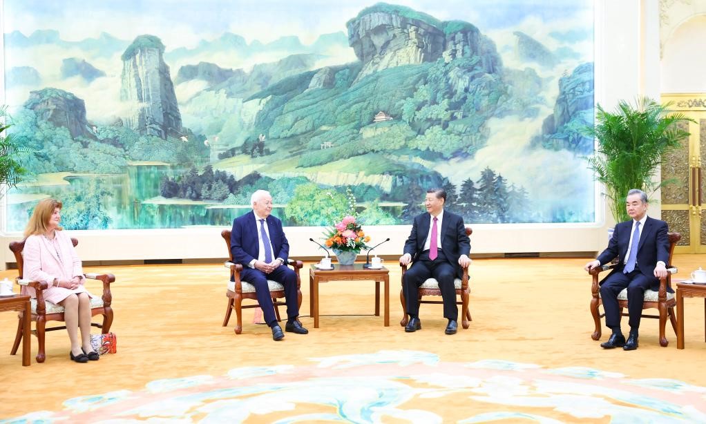 2024年4月8日，國(guó)家主席習(xí)近平在北京人民大會(huì)堂會(huì)見(jiàn)法國(guó)梅里埃基金會(huì)主席梅里埃夫婦。新華社記者 黃敬文 攝