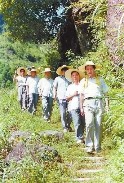 1989年7月，習(xí)近平在壽寧縣山村。