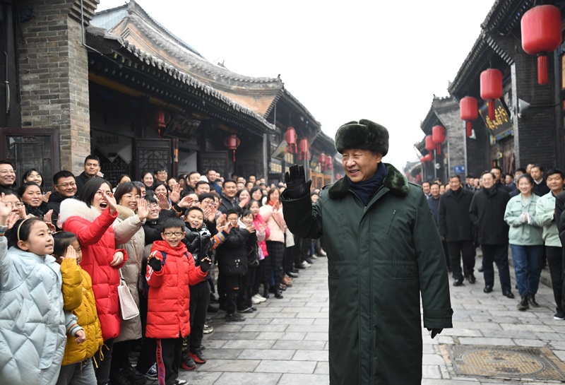 2022年1月27日，習(xí)近平總書(shū)記在平遙古城向現(xiàn)場(chǎng)群眾揮手致意。