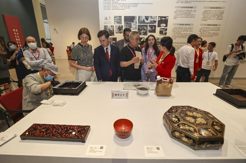 2023年5月28日，北京，推光漆器匠人為駐華使節(jié)展示技藝。