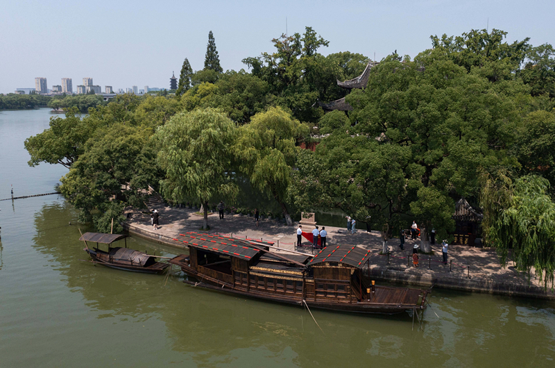 2022年7月27日，南湖紅船停靠在浙江省嘉興市南湖旅游區(qū)的湖心島旁。