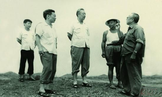 1978年8月，習(xí)仲勛（左三）在廣東惠陽農(nóng)村調(diào)研。在清華大學(xué)讀書的習(xí)近平（左一）利用暑假時間參加社會實(shí)踐，隨同父親一起下鄉(xiāng)。