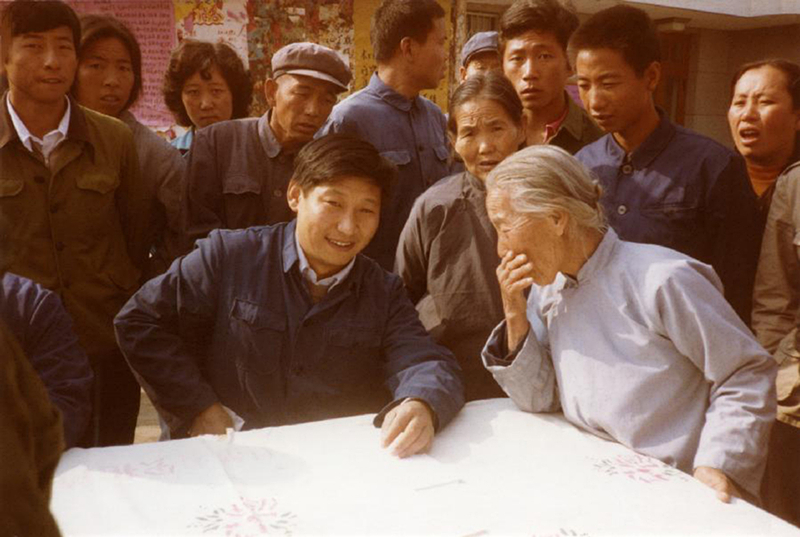 1983年，時任河北正定縣委書記的習(xí)近平（前排居中），臨時在大街上擺桌子聽取老百姓意見。