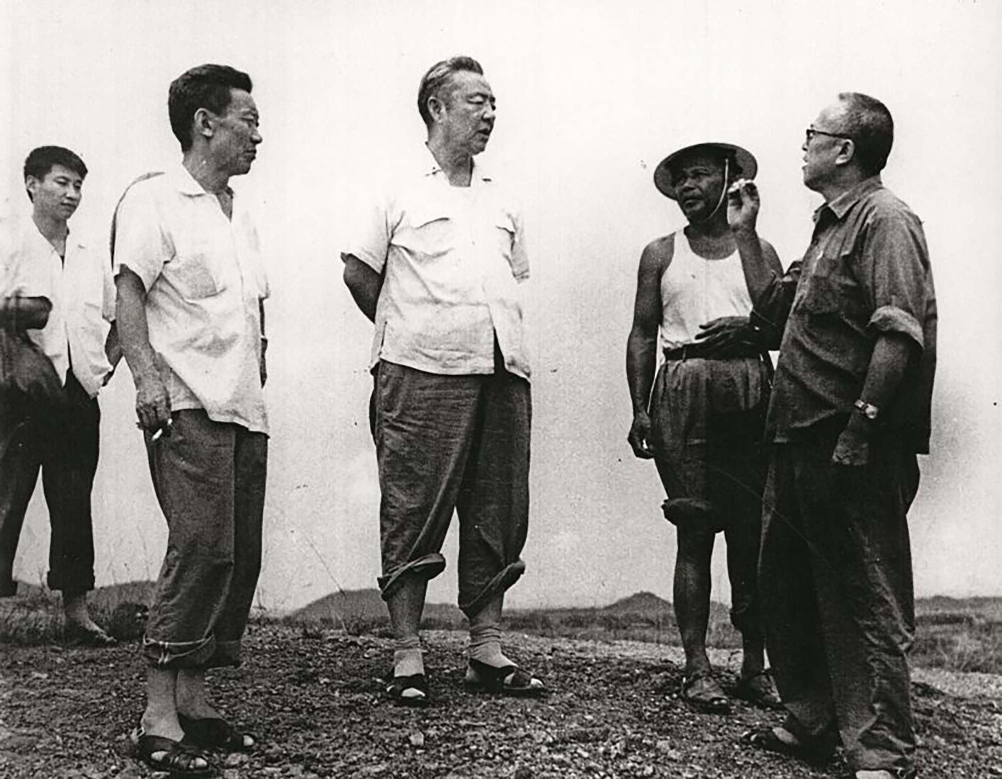 1978年8月5日，習(xí)仲勛（中）在廣東惠陽地區(qū)調(diào)研。左二為廣東省委農(nóng)村工作部副部長杜瑞芝，右一為惠陽地委書記李富林。 左一為當(dāng)時(shí)正在清華大學(xué)暑期的習(xí)近平。