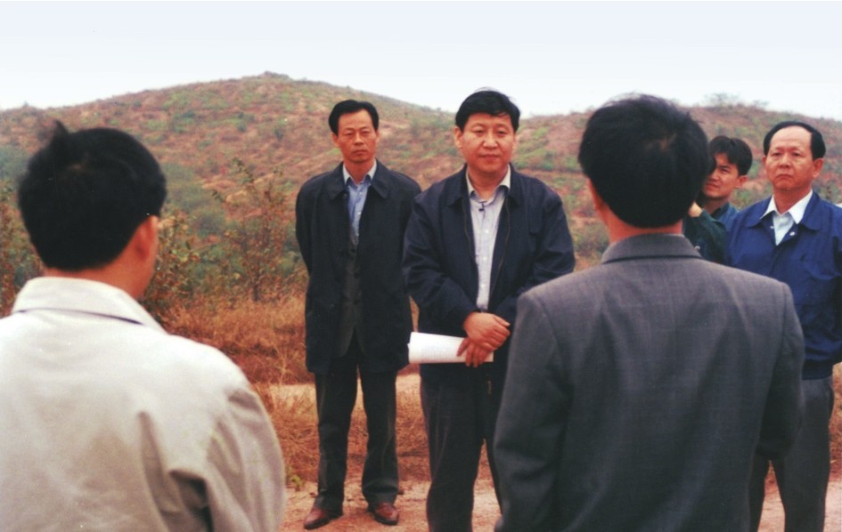 1999年11月，習近平在龍巖市長汀縣河田水土流失治理區(qū)調研。圖源：《習近平在福建（下）》