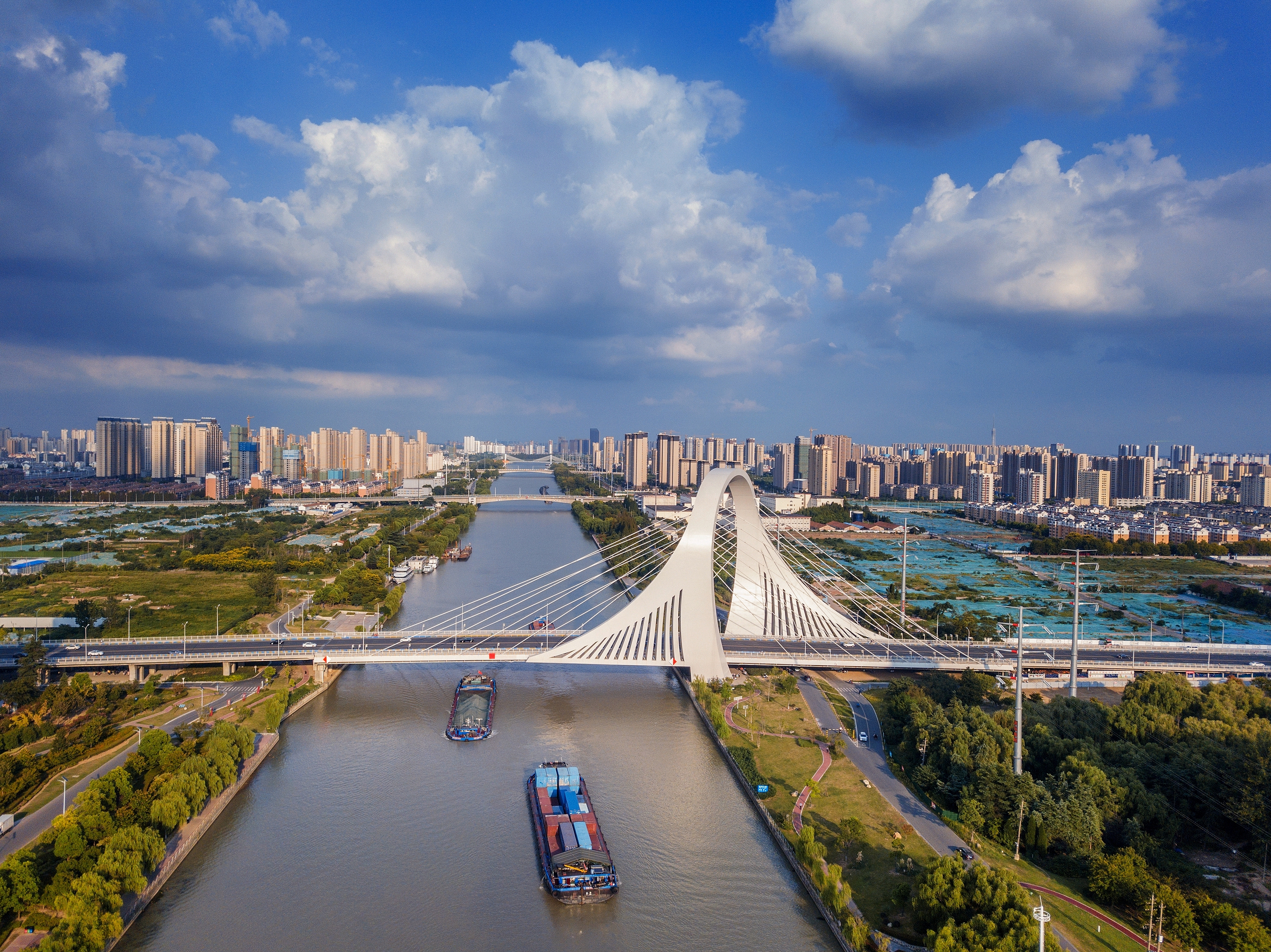 2022年9月12日，幾艘船舶行駛在江蘇淮安運(yùn)河大橋附近。