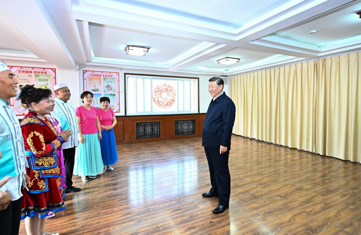 6月19日下午，習(xí)近平總書記在銀川市金鳳區(qū)長城花園社區(qū)活動室考察時，同社區(qū)居民親切交流。