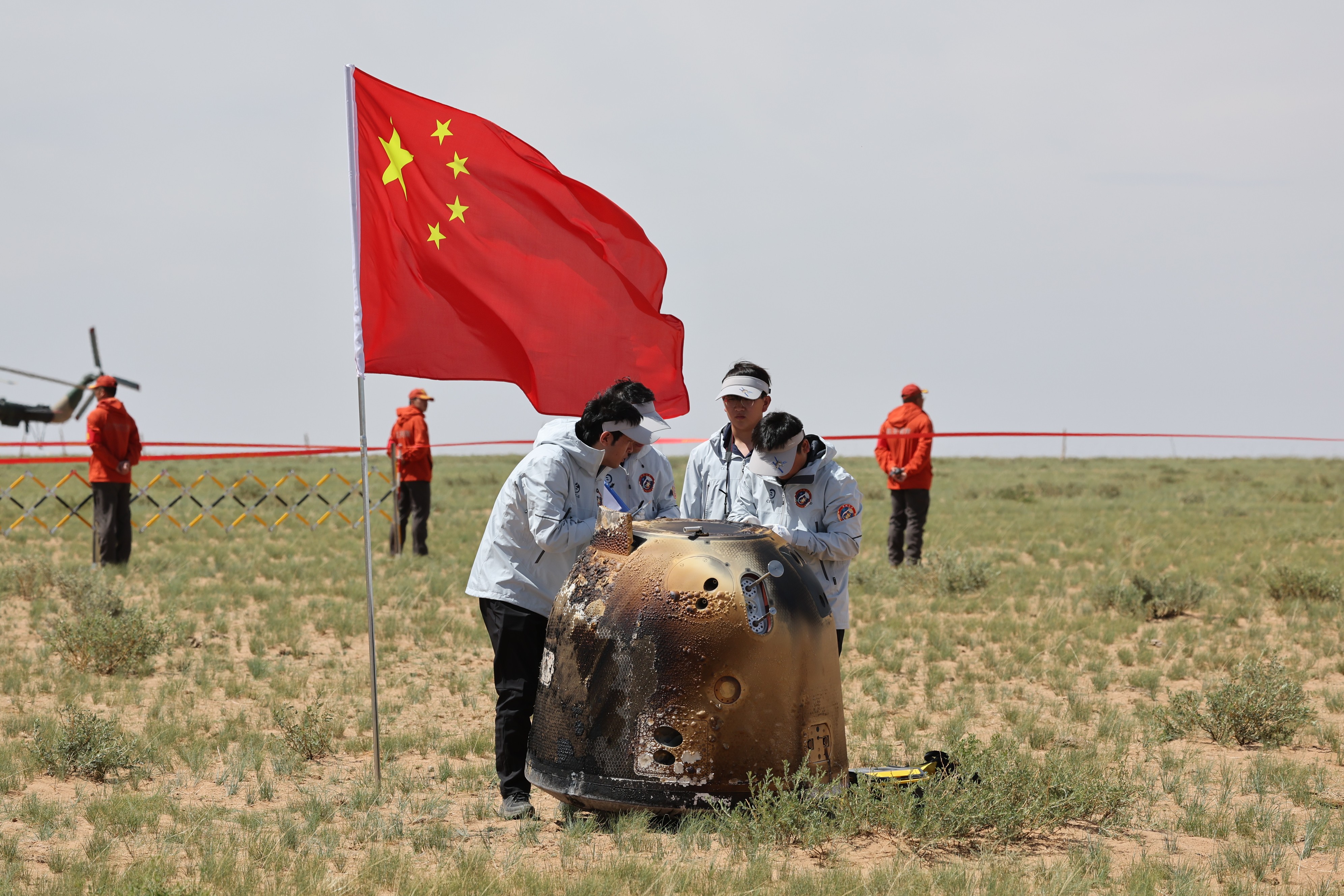 6月25日拍攝的嫦娥六號返回器回收現(xiàn)場。
