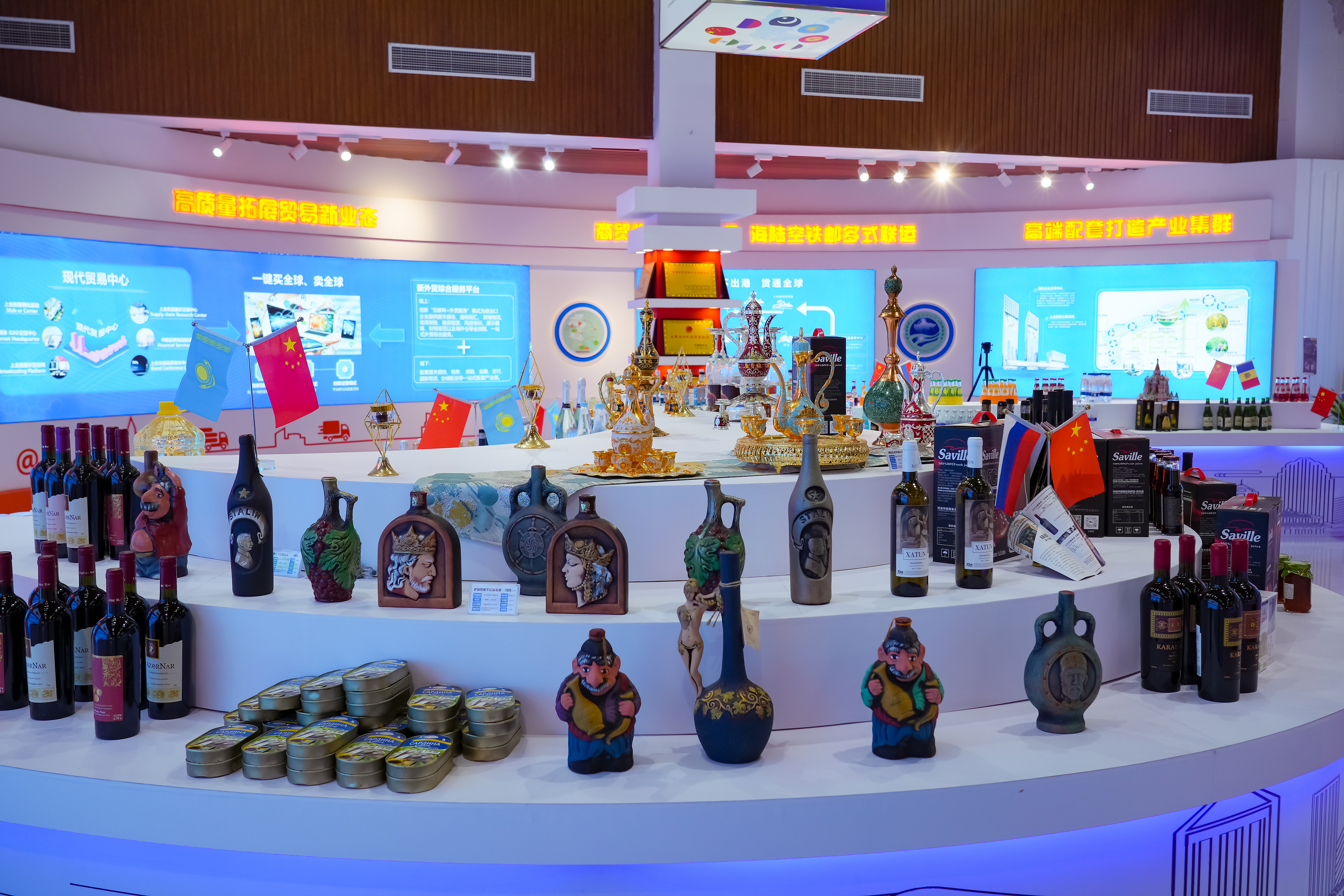 2022年10月19日，青島，上合示范區(qū)展出的上合國家特色商品。