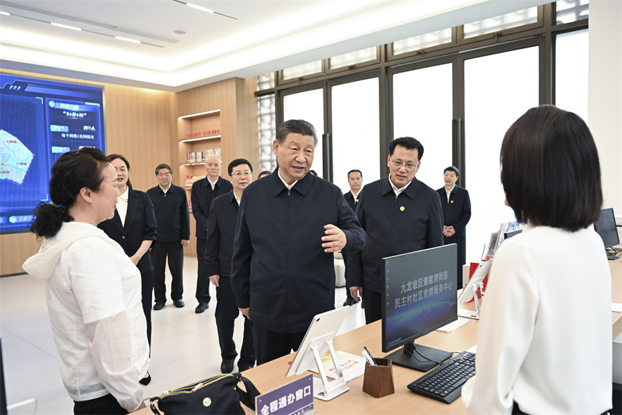 2024年4月22日至24日，中共中央總書記、國家主席、中央軍委主席習(xí)近平在重慶考察。這是22日下午，習(xí)近平在九龍坡區(qū)謝家灣街道民主村社區(qū)考察。新華社記者 謝環(huán)馳 攝