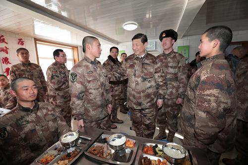 2014年1月26日中午，習(xí)近平來到連隊(duì)食堂，同戰(zhàn)士們一起用餐。新華社記者 李剛 攝