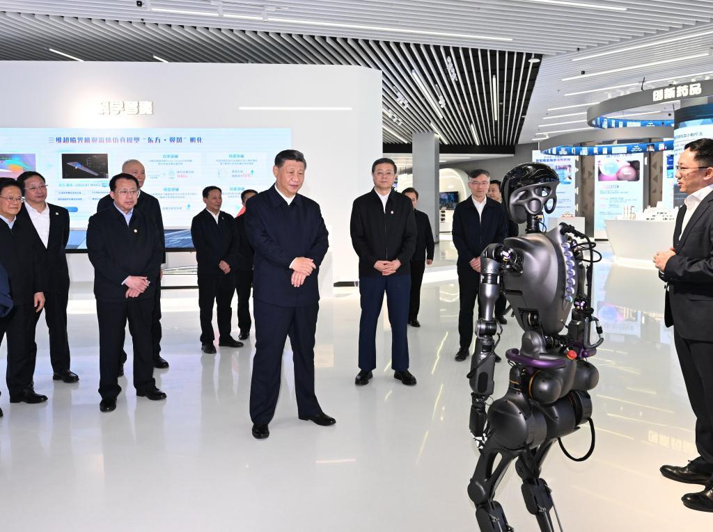 2023年11月28日下午，習(xí)近平在浦東新區(qū)張江科學(xué)城參觀上海科技創(chuàng)新成果展。新華社記者 謝環(huán)馳 攝