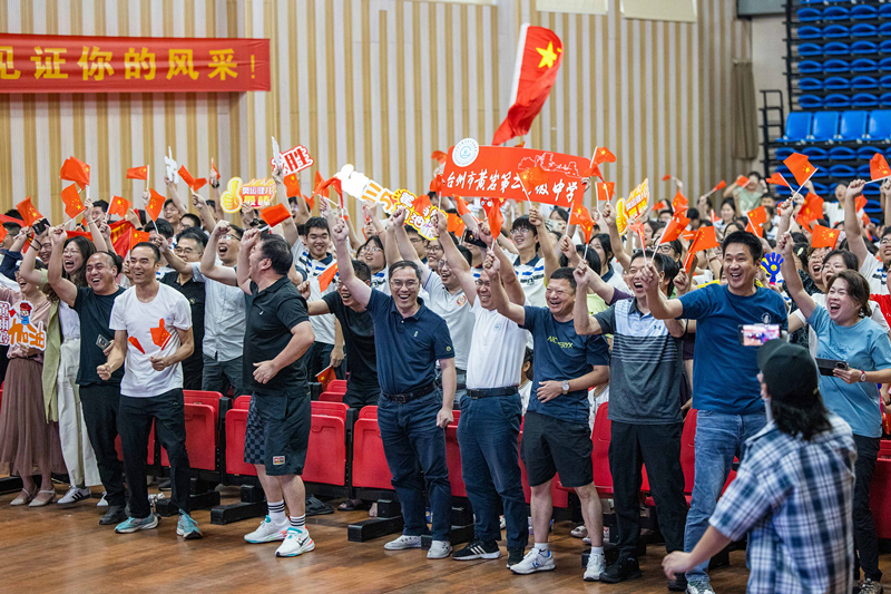 北京時(shí)間7月27日，2024年巴黎奧運(yùn)會首個(gè)比賽日，在射擊10米氣步槍混合團(tuán)體比賽中，中國選手黃雨婷/盛李豪獲得金牌。圖為黃雨婷的母校師生們通過收看奧運(yùn)直播的方式為她加油助威。