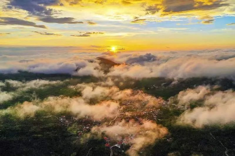 圖為云霧繚繞的軍營村，群山盡翠，紅瓦掩映。廈門市委宣傳部供圖