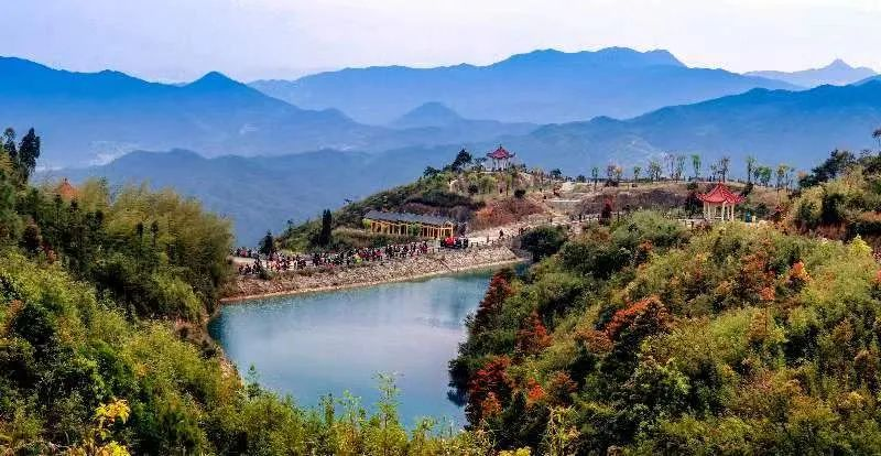 圖為游客們到軍營村七彩池欣賞美景。廈門市委宣傳部供圖