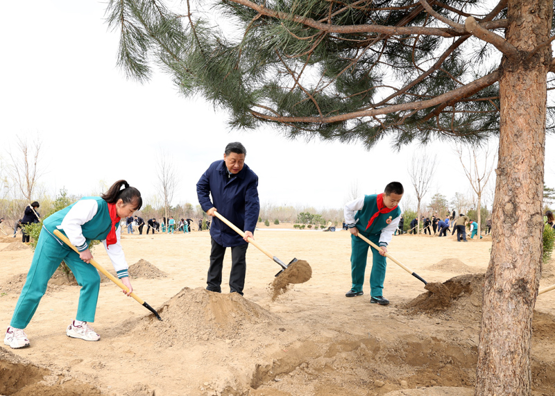 2022年3月，習(xí)近平總書記來到北京市大興區(qū)黃村鎮(zhèn)參加首都義務(wù)植樹活動(dòng)，同大家一起植樹。新華社記者 黃敬文 攝