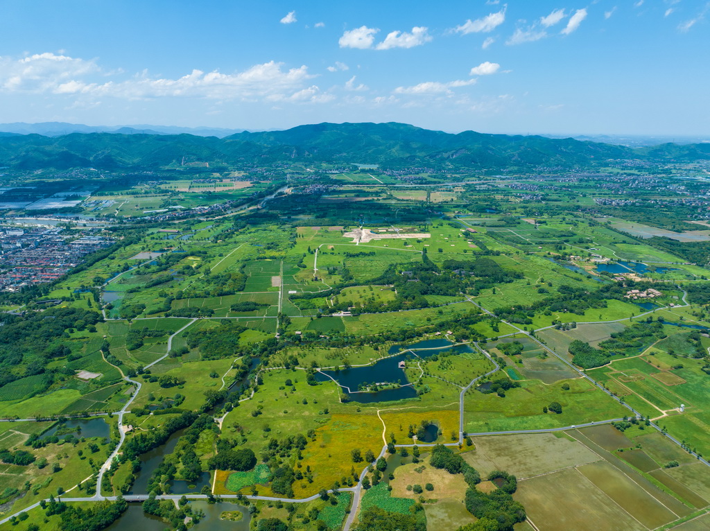 2024年7月4日拍攝的杭州良渚古城遺址公園全景（無人機照片）。新華社記者 江漢 攝