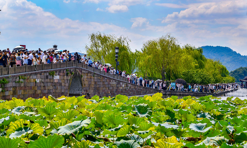 2024年10月4日，杭州西湖景區(qū)迎來國慶假期旅游高峰。