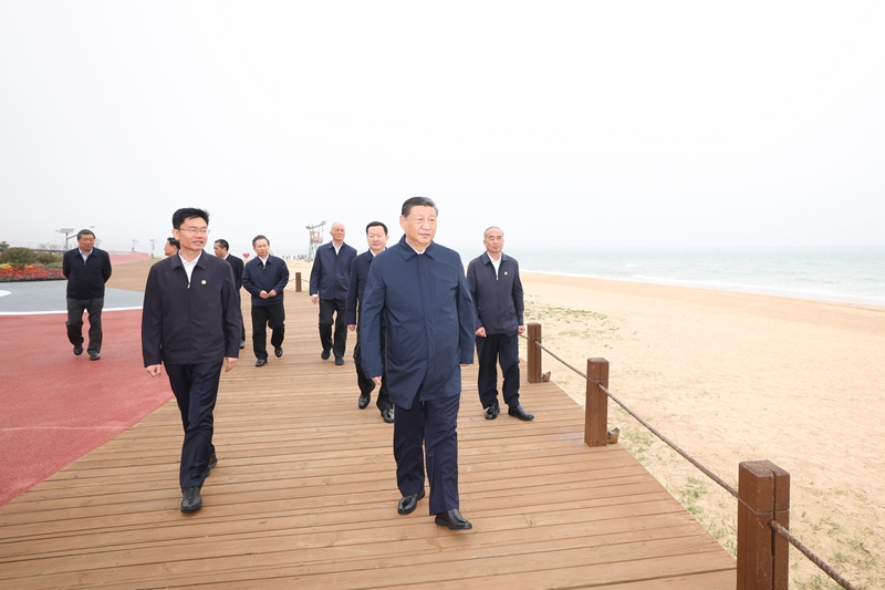 2024年5月22日，習(xí)近平總書(shū)記在山東日照陽(yáng)光海岸綠道考察。