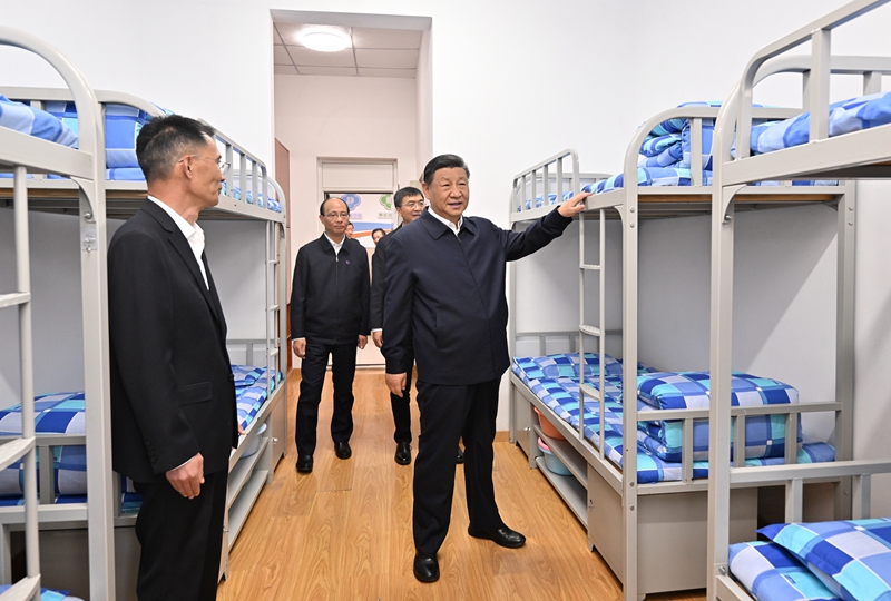2024年6月18日下午，習近平總書記在青海果洛西寧民族中學宿舍樓察看學生住宿條件。