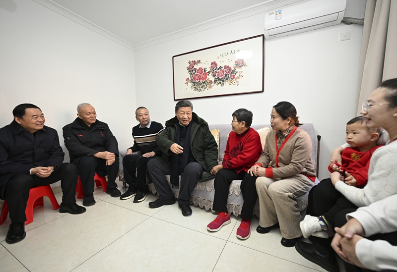 2025年1月23日上午，習近平總書記在遼寧沈陽大東區(qū)長安街道長安小區(qū)考察時，走進居民郎素蘭家中看望。