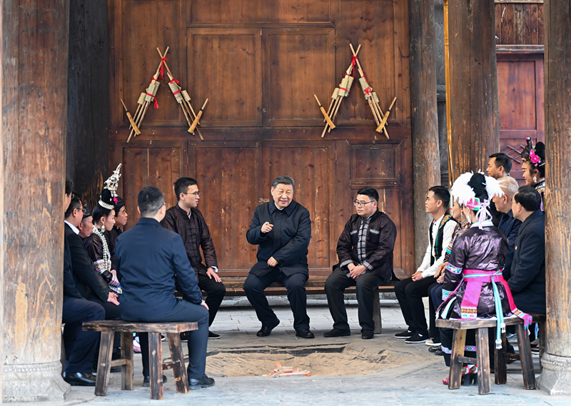 2025年3月17日，習(xí)近平總書(shū)記在貴州黔東南州黎平縣肇興侗寨考察時(shí)，在信團(tuán)鼓樓同村干部和村民代表圍坐在火塘邊，共話鄉(xiāng)村全面振興。
