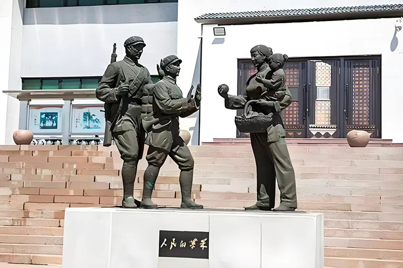 錦州蘋果廉政文化展覽館前的《人民的蘋果》主題雕塑。（由遼沈戰(zhàn)役紀(jì)念館供圖）