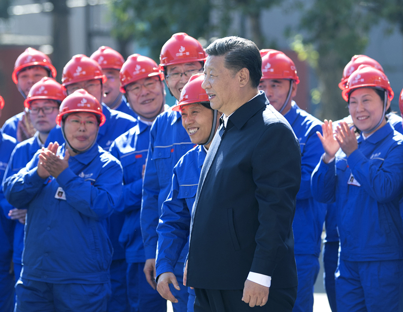 2018年9月26日，在中國一重集團，習近平總書記走到工人中間，同大家親切交流。