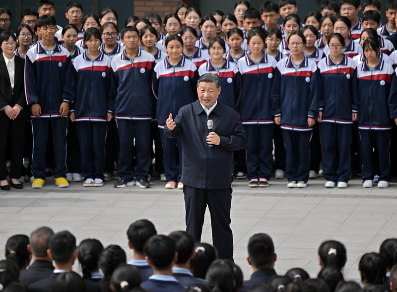 2024年6月18日，習近平總書記在青海果洛西寧民族中學考察時，同師生們親切交流。