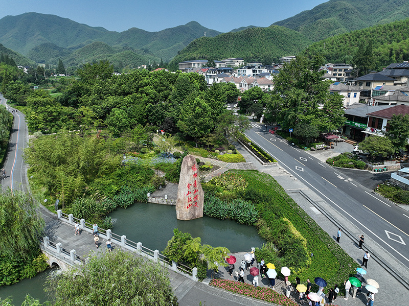 2023年8月11日，游客在浙江安吉余村參觀。