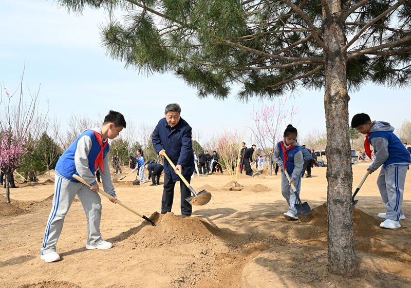 2025年4月3日，習(xí)近平總書記來到北京豐臺(tái)區(qū)永定河畔參加首都義務(wù)植樹活動(dòng)。