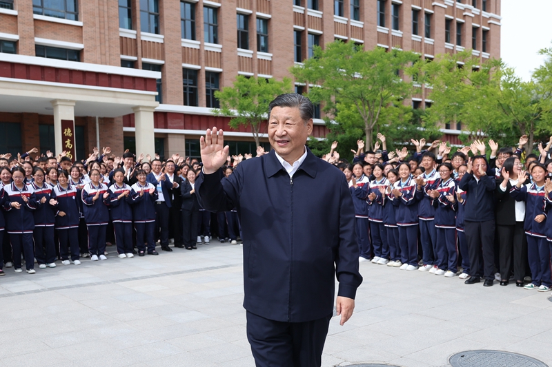2024年6月18日，習(xí)近平總書記在青海果洛西寧民族中學(xué)考察時，向師生們揮手致意。