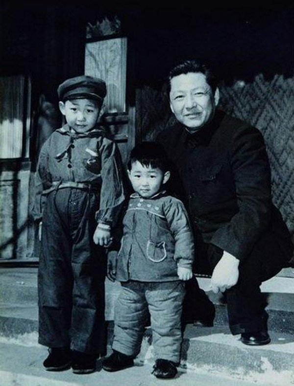 1958年，習(xí)仲勛與兒子習(xí)近平、習(xí)遠平在一起。