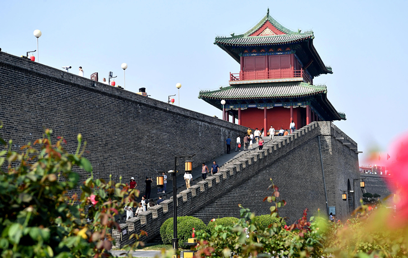 2024年9月16日，游客在河北省石家莊市正定古城游玩。