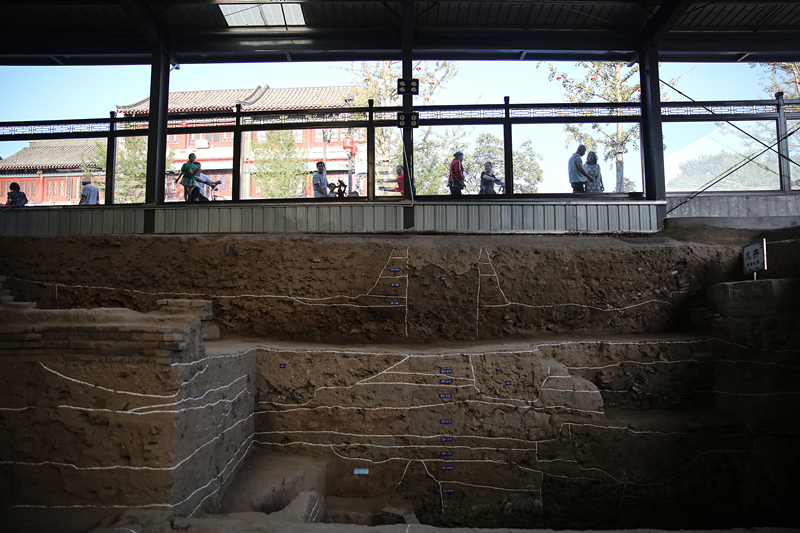 2019年9月7日，人們透過玻璃幕墻看開元寺南廣場遺址考古現(xiàn)場。