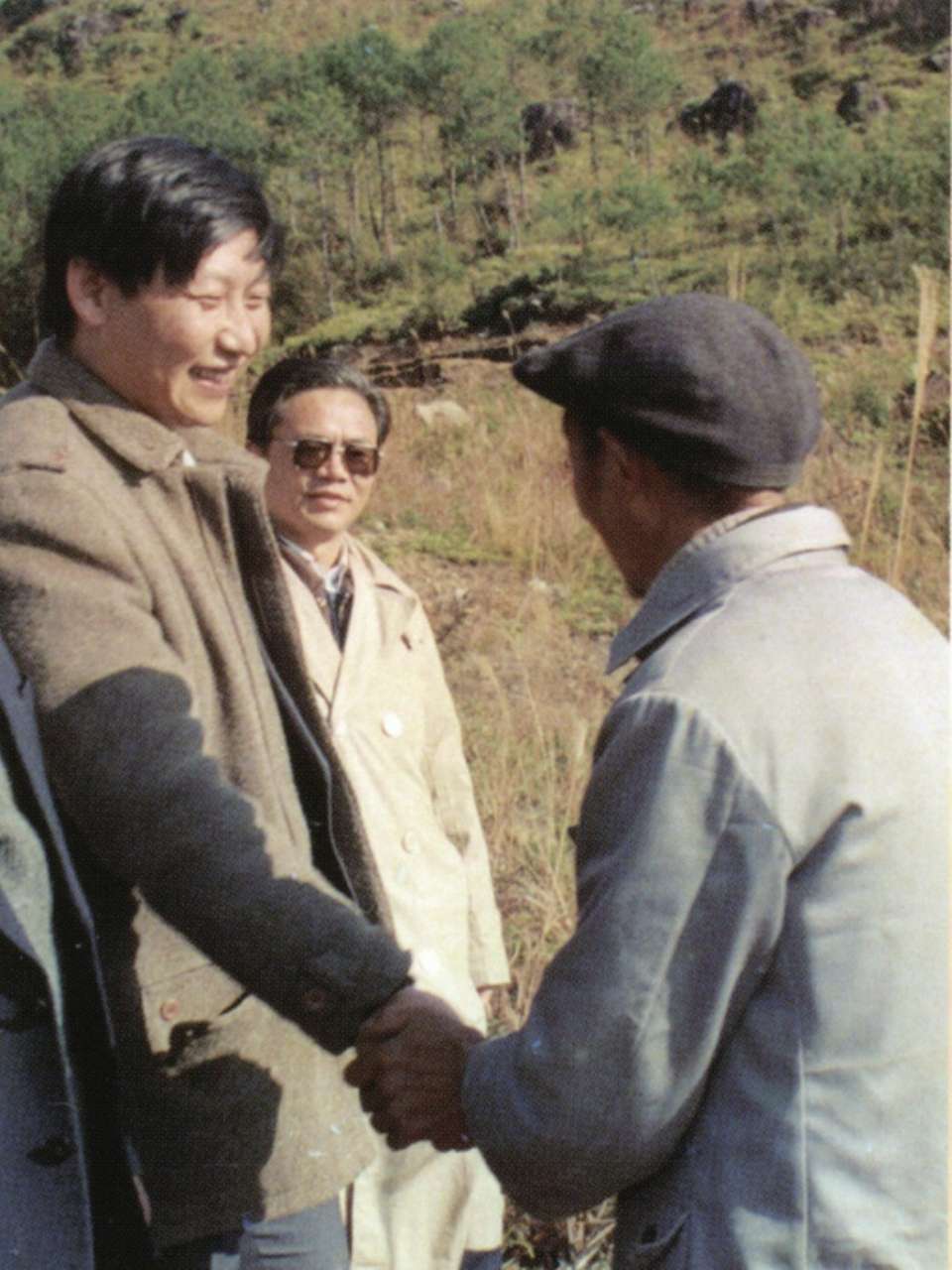 1989年1月，習(xí)近平到周寧縣走訪種林專業(yè)戶。（圖源：《習(xí)近平在寧德》）