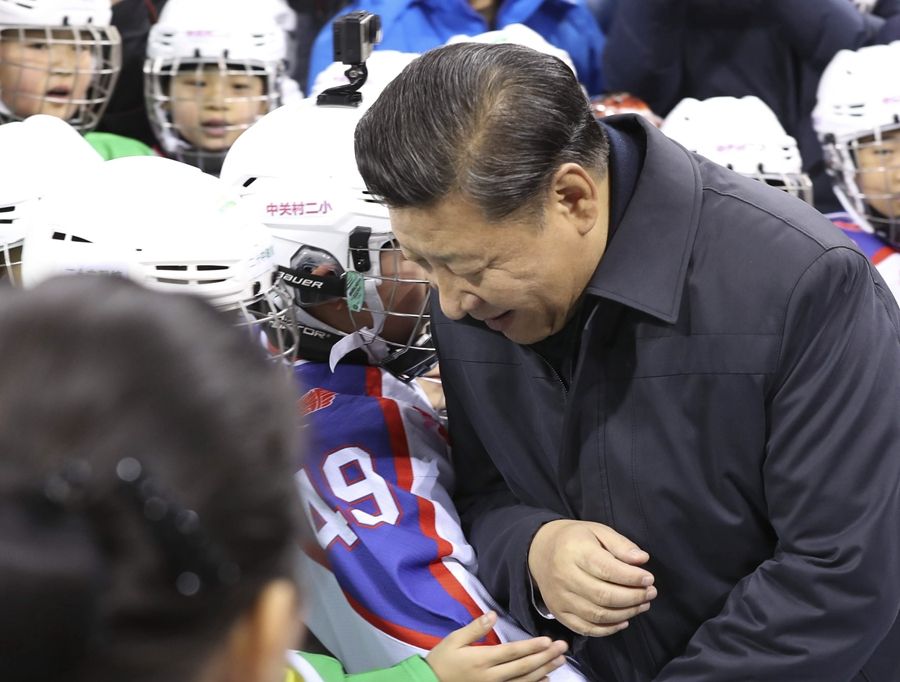 2017年2月24日，習(xí)近平總書記在北京五棵松體育中心考察時同青少年冰球愛好者“撞肩”，表示相互問候。