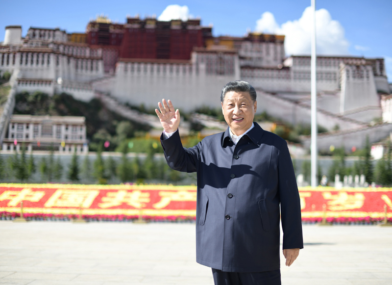 2021年7月22日，習近平在布達拉宮廣場考察時，向游客和當?shù)厝罕姄]手致意。