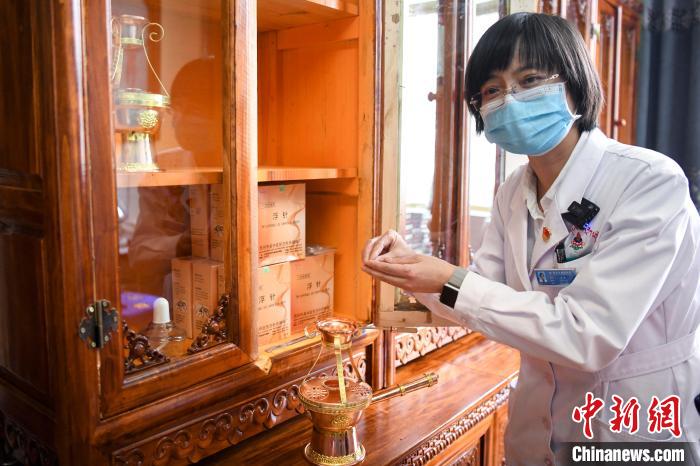 湖南中醫(yī)藥大學第一附屬醫(yī)院外治科援藏醫(yī)生譚濤介紹中醫(yī)和藏醫(yī)向結合的霍爾麥療法。　楊華峰 攝