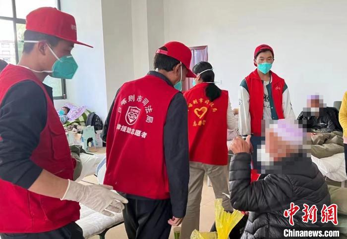 圖為得到妥善安置周到的服務，患者向志愿者豎起大拇指?！∪湛t市委宣傳部供圖