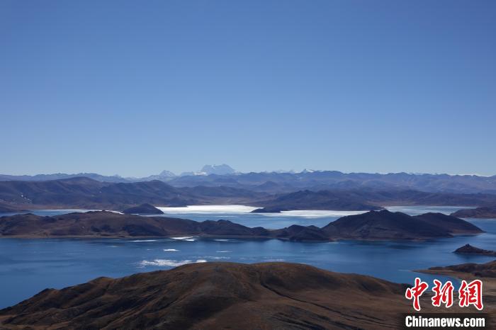 圖為從海拔約5000米的魯日拉觀景臺俯瞰羊湖?！∪轿木?攝