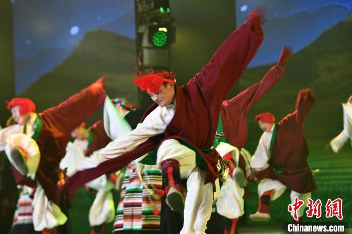 圖為演員在聯(lián)歡晚會(huì)上表演?！∝暩聛硭?攝