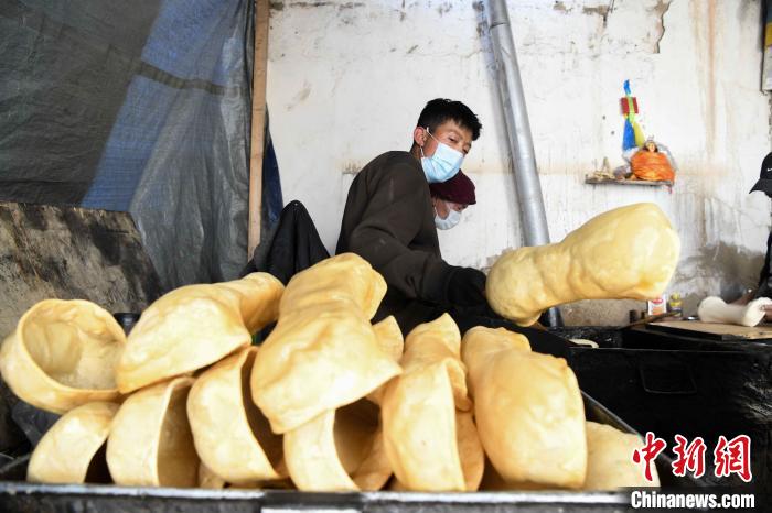 圖為拉薩手藝人制作藏歷新年供品“德卡”?！∝暩聛?lái)松 攝