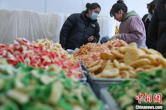 圖為拉薩市民選購(gòu)年貨“卡塞”?！∝暩聛?lái)松 攝