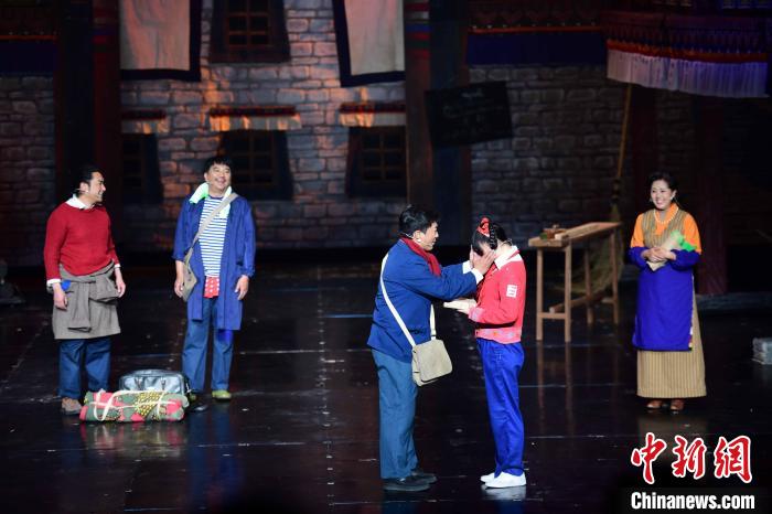 圖為西藏本土話劇《八廓街北院》演出現(xiàn)場?！∝暩聛硭?攝