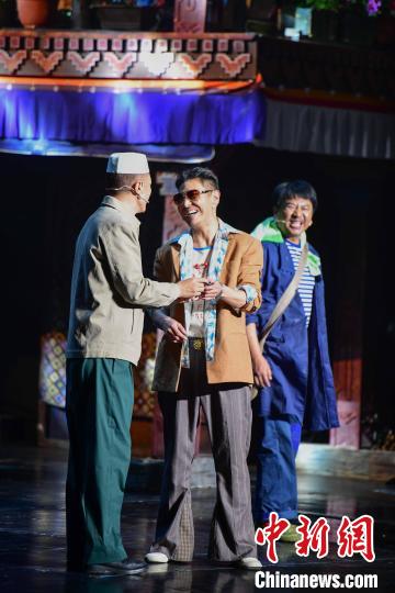 圖為西藏本土話劇《八廓街北院》演出現(xiàn)場。　貢嘎來松 攝