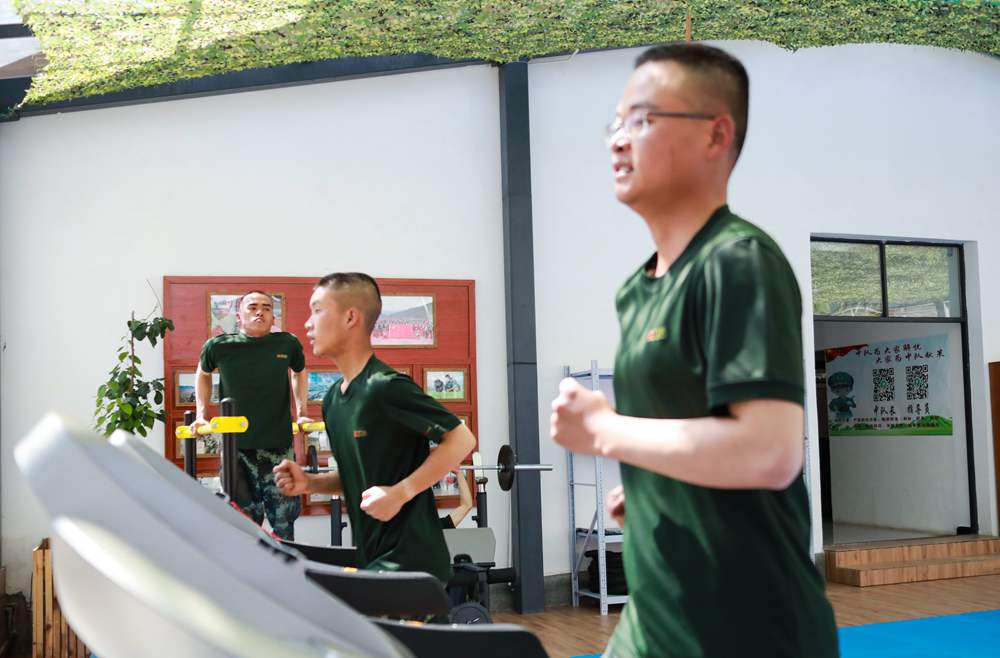 官兵正在新配發(fā)的跑步機(jī)上運(yùn)動(dòng)。