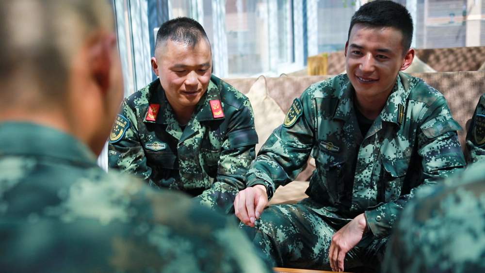 官兵正在陽(yáng)光棚內(nèi)優(yōu)雅的環(huán)境中下象棋。